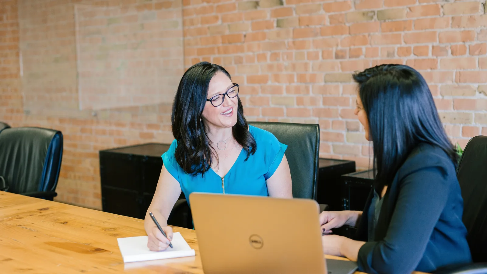 Twee collega's in gesprek tijdens een feedbackgesprek